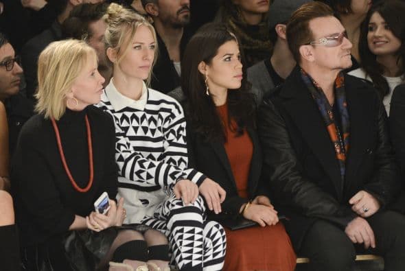 Bono junto con Ali Hewson fundaron la marca Edun para ayudar a promover el comercio con Africa.