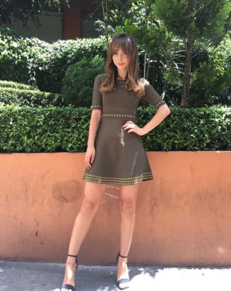 Este vestido verde militar con estoperoles le queda espectacular.