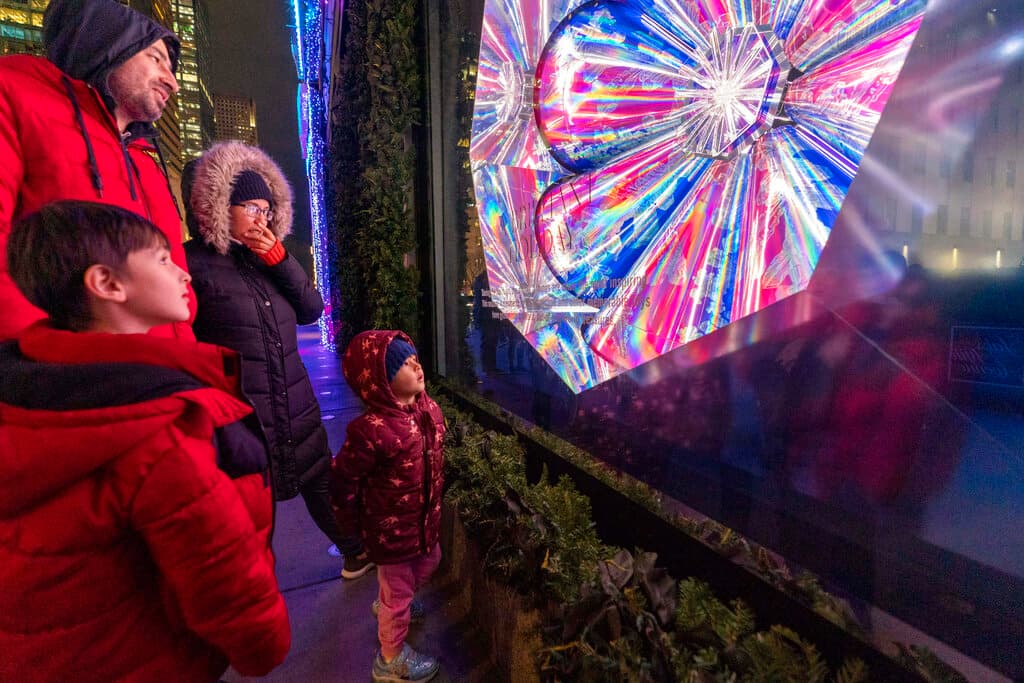 Sus iluminaciones se prenden acompañadas con melodías navideñas de Elton John, como "Step Into Christmas", "Your Song" y "Merry Christmas".
<br>