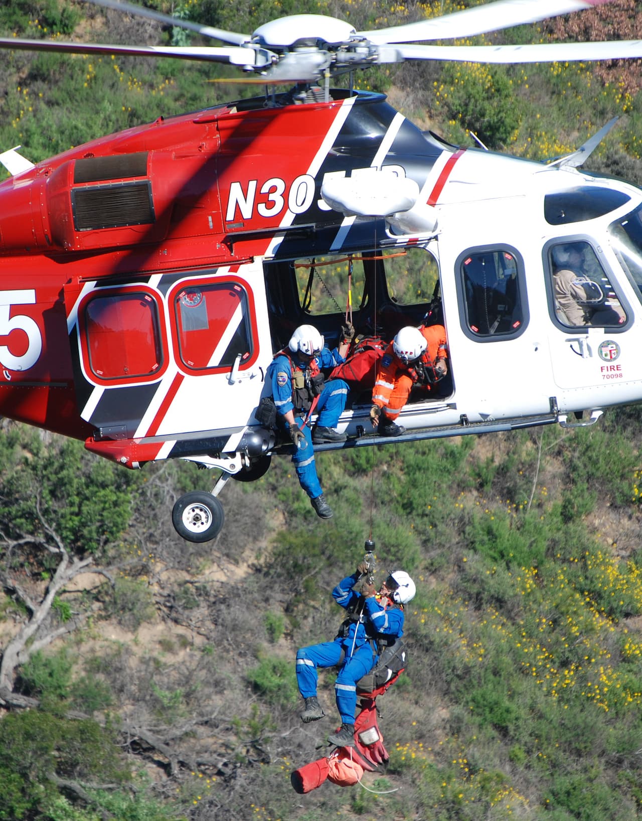 La excursionista siguió recibiendo atención mientras sobrevolaba el parque en el que inicialmente pretendió pasar un buen rato.