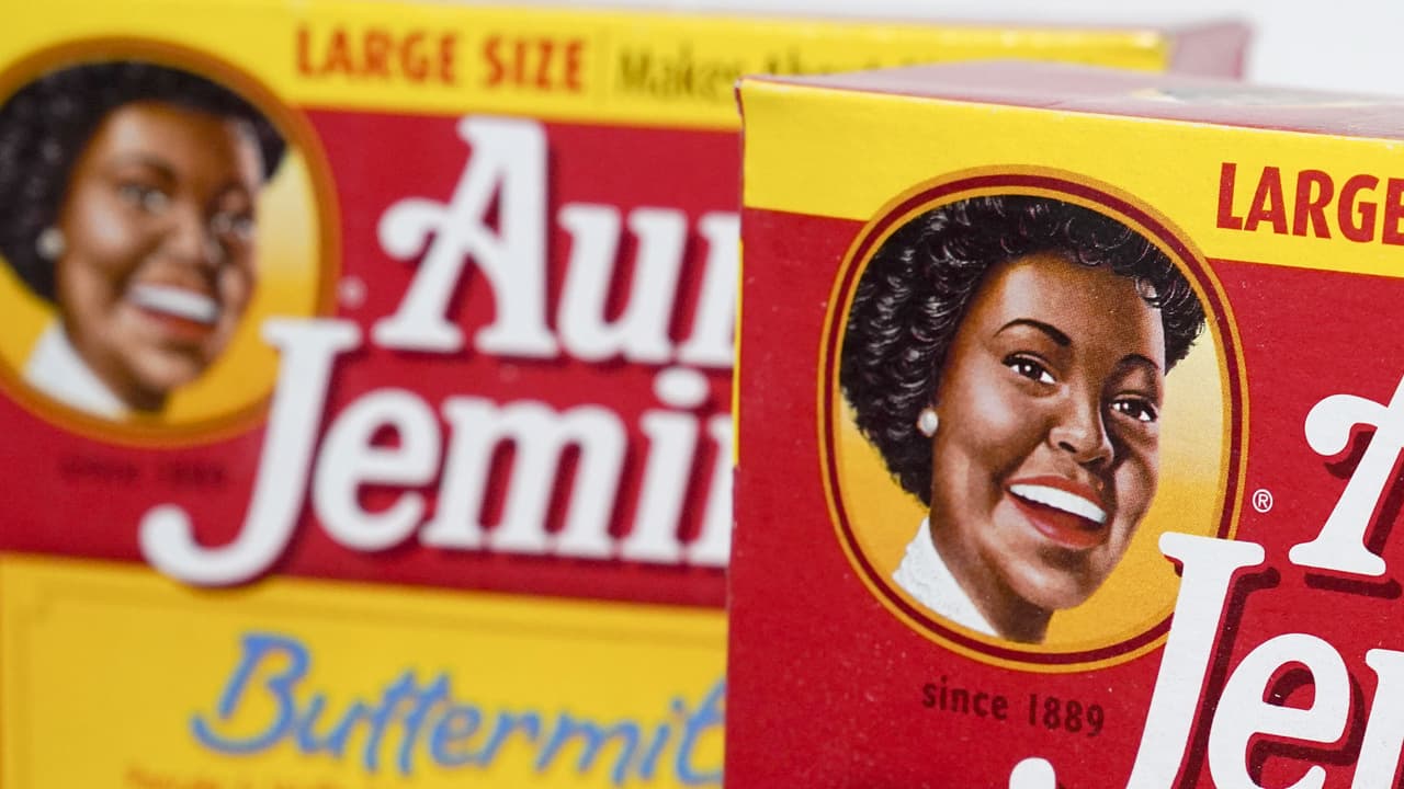 <b>Aunt Jemima.</b> Esta marca de jarabe de maple y mezcla para hot cakes anunció que sería retirada del mercado luego de 131 años. “Reconocemos que los orígenes de Aunt Jemima se basan en un estereotipo racial”, dijo Kristin Kroepfl, de Quaker Foods North America, la empresa propietaria de la marca.