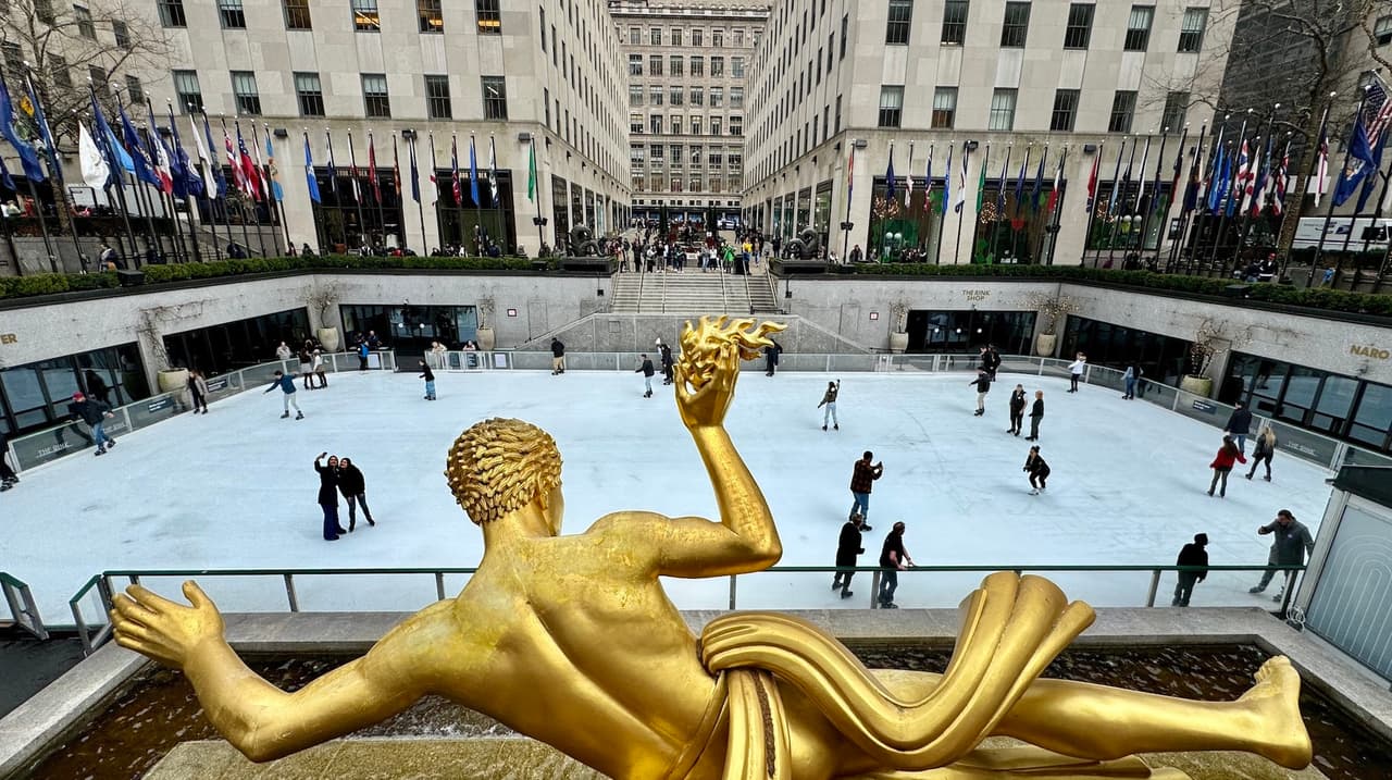 Regresa la magia al Rockefeller Center con la apertura de su tradicional pista de hielo