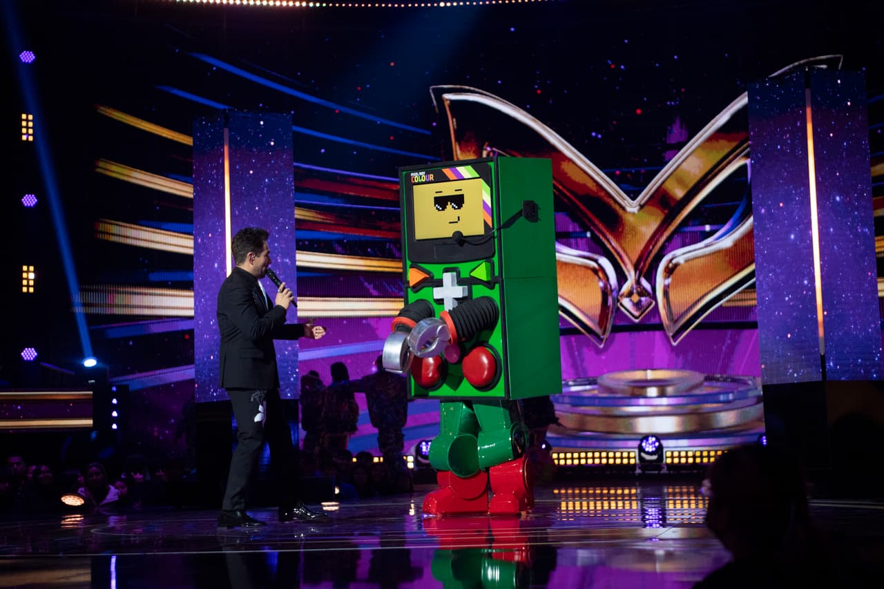 La experta en canto Yuri fue muy sincera al decir que esa celebridad no era cantante, pues sus notas no llegaban tan alto. Algunos pronósticos sobre quién podría estar detrás de Pixel Boy fueron Juan Soler y Kuno Becker.