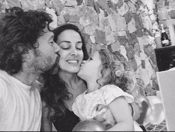 ¡Feliz día de las madres en Argentina! Así fue como Diego Torres felicitó a todas las mamás, compartiendo una imagen de su esposa y su hija: "Feliz día Mamita!! Te queremos mucho!!! Que tengas un hermoso día y feliz día a todas las Mamás de mi querida Argentina! 
<a href="https://www.instagram.com/explore/tags/diadelamadre/">#DiaDeLaMadre".</a>