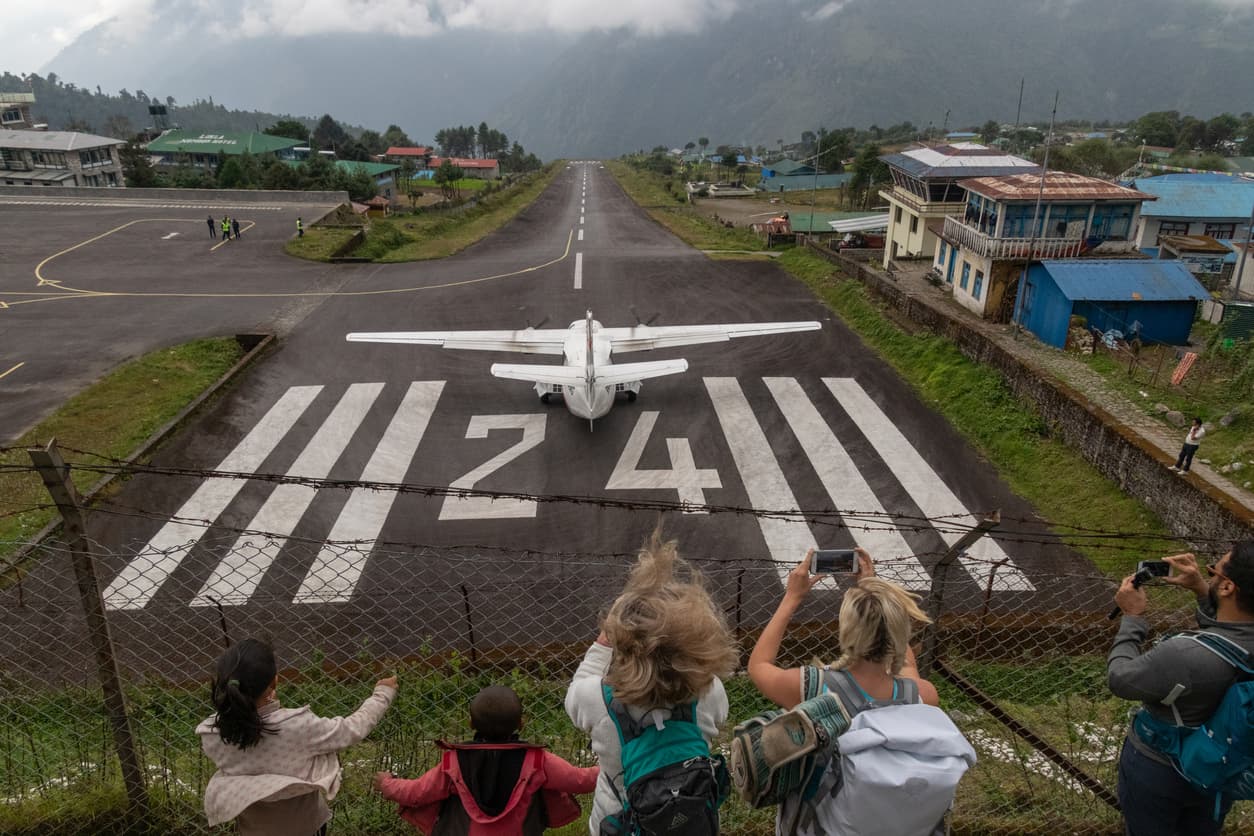<h3 class="cms-H3-H3"><b>Aeropuerto de Lukla (LUA), Nepal</b></h3>
<br>
<br>Las personas que visitan el Monte Everest utilizan con frecuencia este aeropuerto nepalí. 
<br>
<br>Ha sido calificado como el aeropuerto más peligroso del mundo durante más de 20 años seguidos. Está a una altitud de 8,000 pies (2,438 metros). Las pistas de aterrizaje y despegue son muy cortas, y el aeropuerto tiene muy poca electricidad y prácticamente no tiene características modernas de control de tráfico aéreo. 
<br>
<br>Para aterrizar, el piloto tiene que navegar a través de la región montañosa con vientos fuertes de visibilidad decreciente. Se dice que es el aeropuerto más alto debido a su ubicación cerca del campamento base del Monte Everest.
<br>