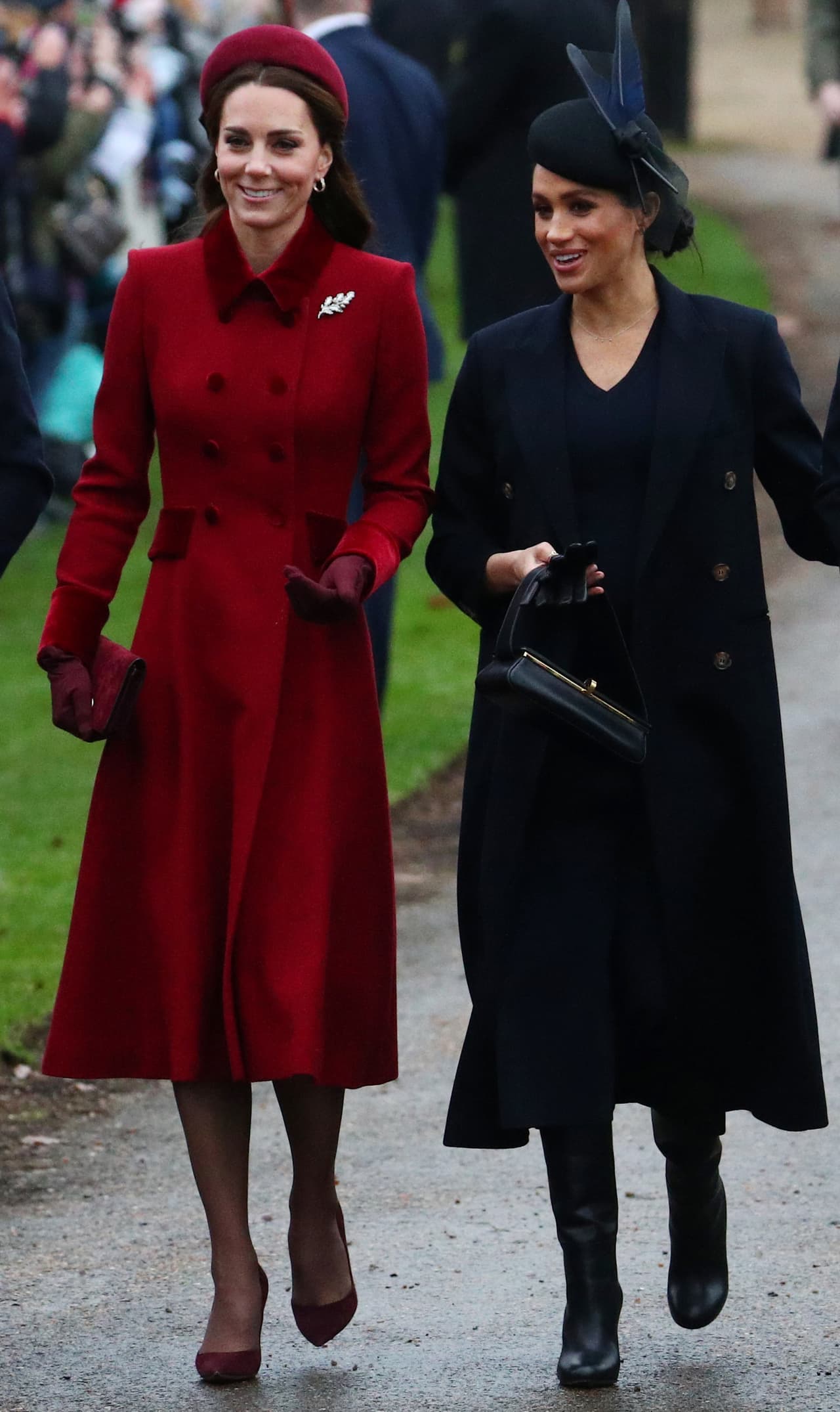 Sin embargo, lo que más llamó la atención fue que
<b><a href="https://www.univision.com/entretenimiento/realeza/kate-middleton-y-meghan-markle-ofrecen-su-mejor-sonrisa-en-el-almuerzo-navideno-en-buckingham-fotos"> Meghan Markle y Kate Middleton</a></b>, esposas de los príncipes Harry y William, se mostraran muy animadas e incluso entre ellas bromearan y rieran.