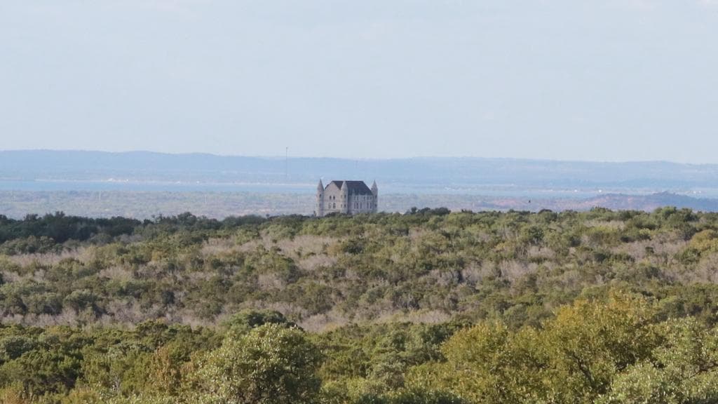 “Falkenstein Castle” es considerada una residencia privada, por lo que solo puede verse de la distancia. En el pasado, se realizaban bodas en los predios. 
<br>
<br>Sin embargo, desde el observatorio del parque estatal Longhorn Cavern se puede apreciar el castillo rodeado de árboles.