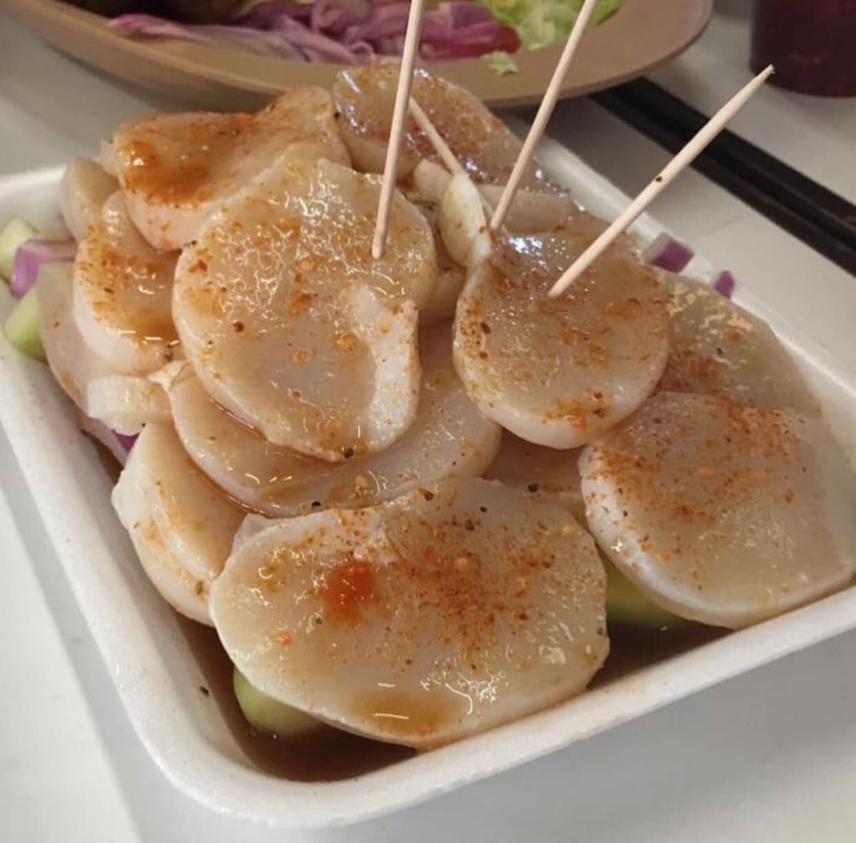 Un perfecto 'snack' en la dieta del
<a href="http://www.univision.com/temas/el-compa-ivan">Compa Ivan</a>, cayito de acha con chile y limón.