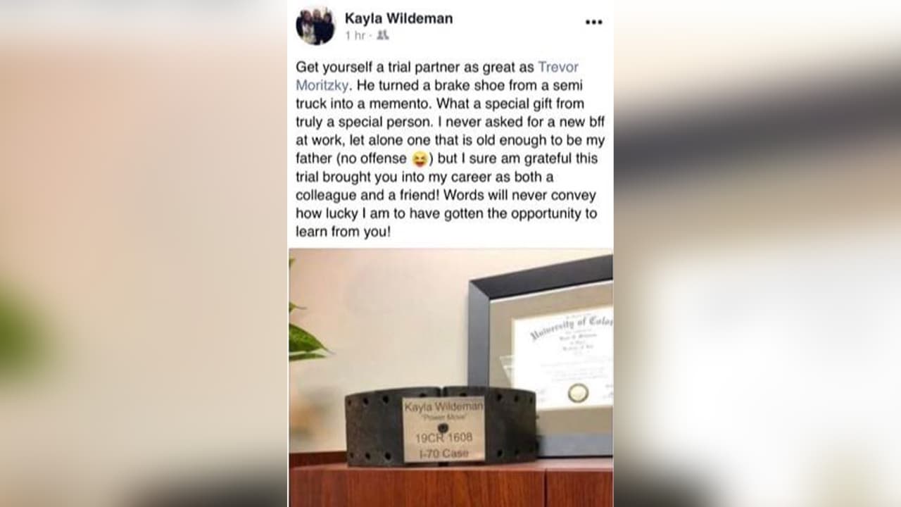 La foto fue publicada en la cuenta personal de la fiscal en donde dice: "Qué regalo tan especial de una persona verdaderamente especial", en referencia a Trevor Moritzky, quien trabajó con Wildeman en el caso del hispano.