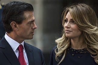 El presidente de México, Enrique Peña Nieto, junto a su esposa, Angélica Rivero.