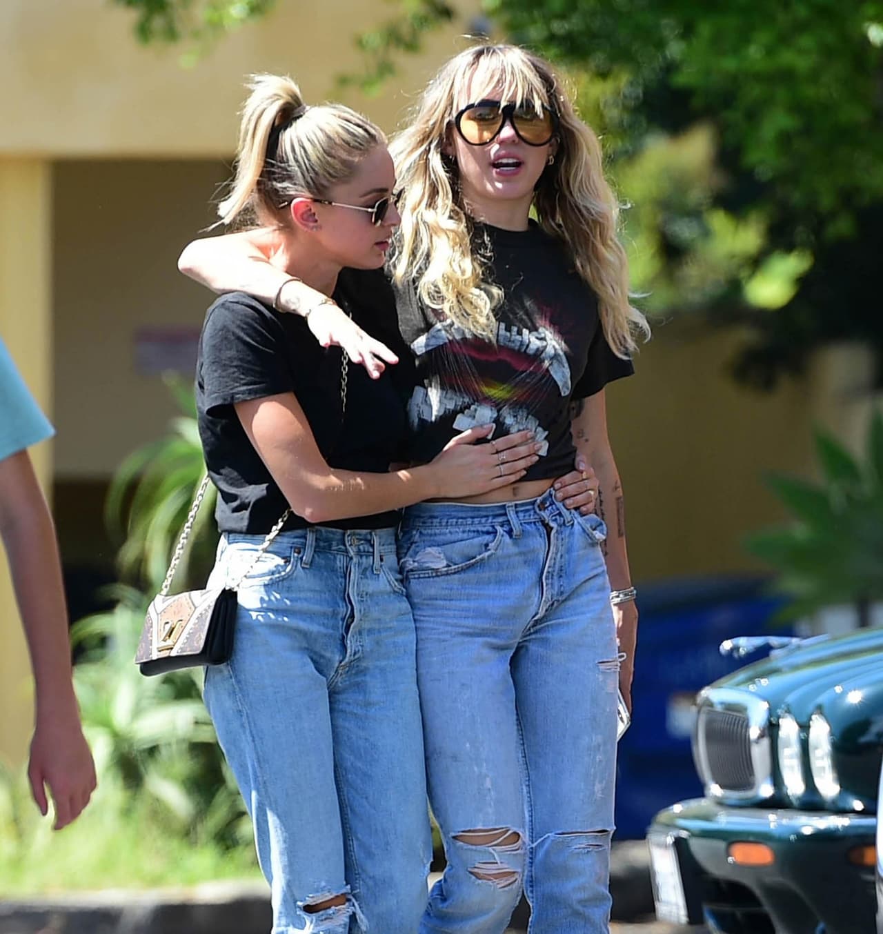 Desde entonces, a Cyrus se le relacionó sentimentalmente con Kaitlynn Carter, con quien se le vió cariñosa en varias ocasiones. Nunca confirmaron un romance, pero varios medios reportaron a las pocas semanas una
<b><a href="https://www.univision.com/famosos/confirman-el-fin-de-la-relacion-que-miley-cyrus-nunca-dijo-que-tenia-con-kaitlynn-carter-fotos" target="_blank">ruptura entre ellas.</a></b>