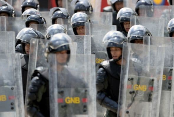 Cientos de manifestantes salieron rumbo a la sede de la Nunciatura Apostólica ubicada en el municipio Libertador, en el centro de la ciudad, donde el Gobierno local negó el permiso para que se produjera la movilización obstaculizando el paso con los policías.