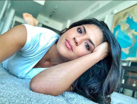 "Era como decirles, ‘mira no solo lo que pasa en mi vida son cosas que me hacen llorar. También hay cosas que me hacen sentir feliz, especial y estoy en una relación’. Pero nada iba a ir más allá de eso. Solamente que ahora hay estos comentarios muchas veces malintencionados de ‘lo está escondiendo’. Yo no lo estoy escondiendo”, aclaró.