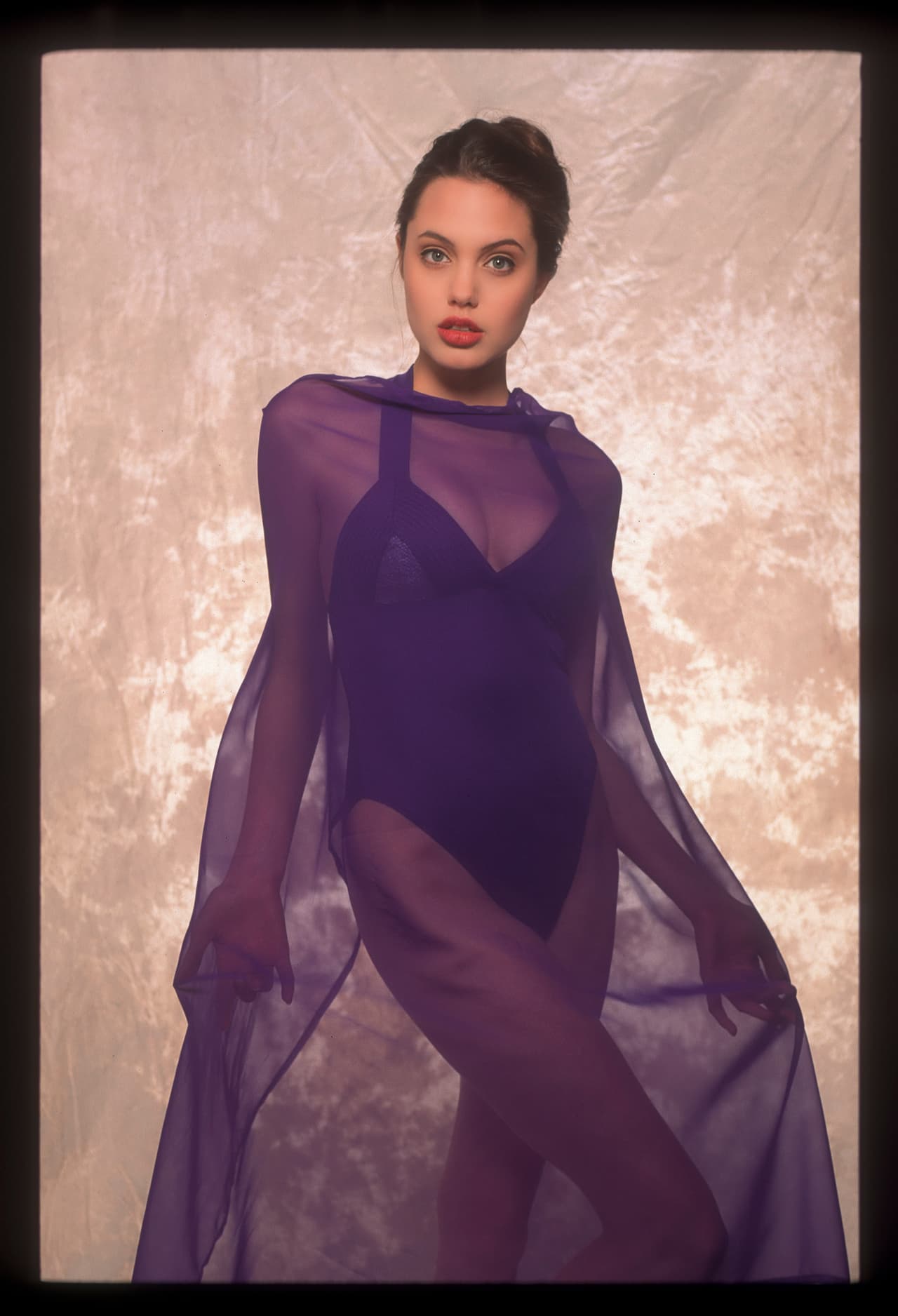 Por si no la habías reconocido, ella es Angelina Jolie con tan sólo 16 años.