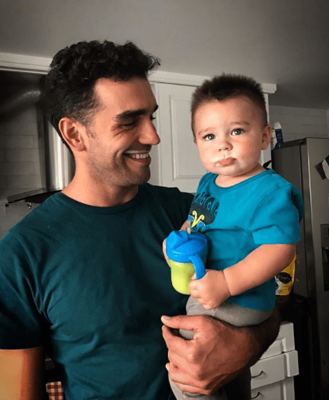 "Creo que Marcus y yo somos unos padres muy juguetones. Todo el tiempo estamos haciendo coas y cualquier cantidad de payasadas para que se ría", comentó la actriz en una publicación de People en Español.