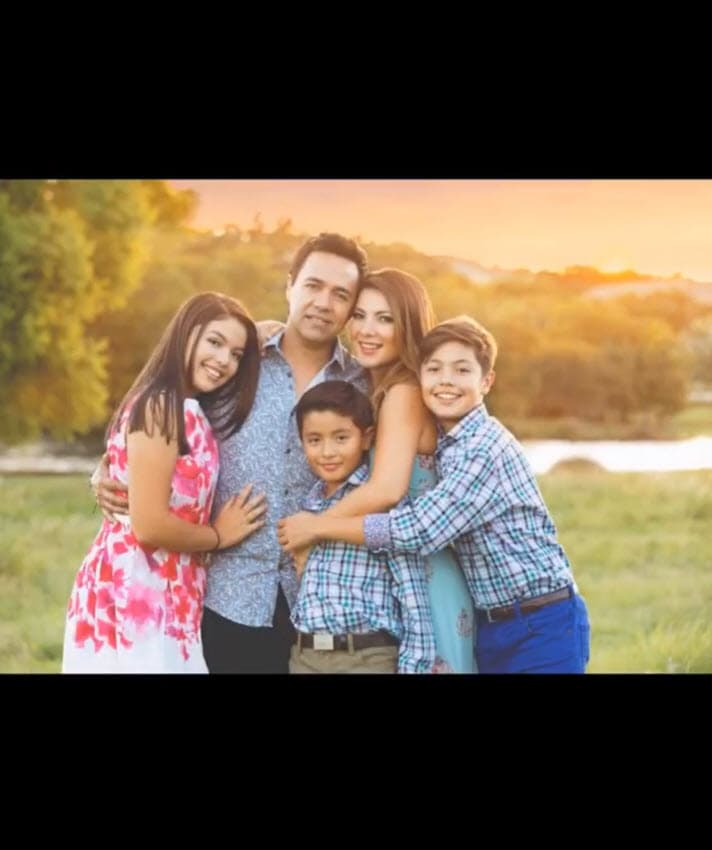 Además de Gustavo Jr, los cantantes son 
<b><a href="https://www.univision.com/entretenimiento/priscila-presume-lo-grande-que-esta-su-hija-mayor-fruto-de-su-matrimonio-con-el-temerario-gustavo-angel-fotos" target="_blank">padres de Sara y Alejandro. </a></b>
<br>