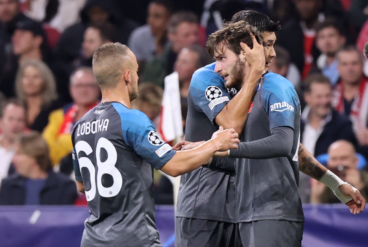 Napoli aplastó al Ajax a domicilio y lleva paso perfecto en la Champions League.