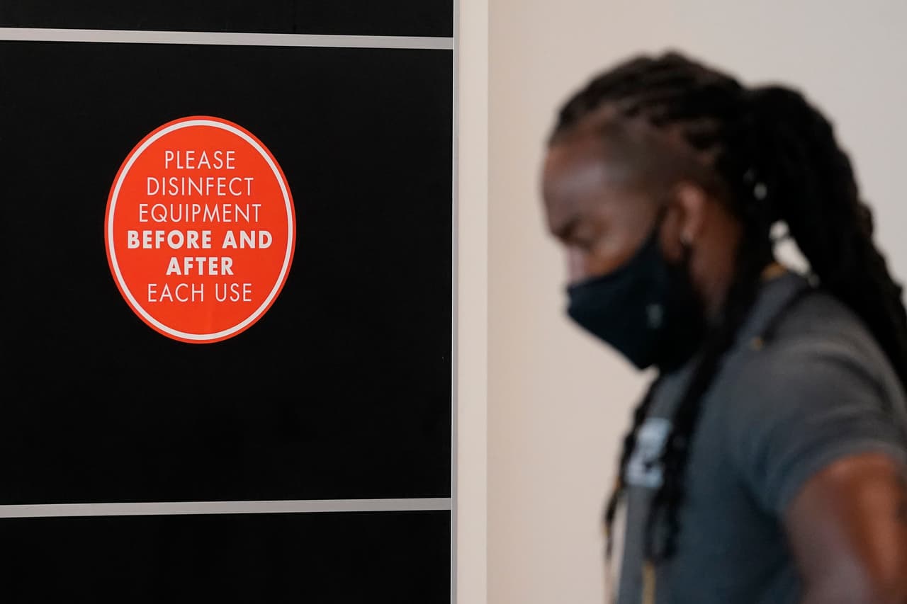 En gimnasios como el Fitness SF Transbay existen letreros para que los clientes sean quienes se encarguen de desinfectar los equipos después de cada uso.