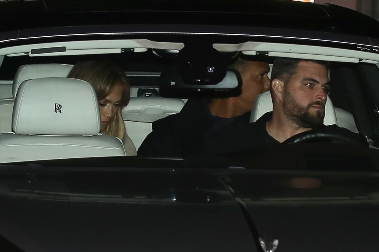 No es la única vez que la pareja se ha dejado ver en un Rolls Royce, lo cual nos hace pensar que JLo tiene una especial preferencia hacia esa marca, ya que además del Rolls Royce Phantom también se le ha visto en un Ghost. Mientras que al expelotero Alex Rodríguez nunca lo habíamos visto en un ejemplar de la casa inglesa, a pesar de que su
<a href="https://www.univision.com/noticias/autos-y-famosos/conoce-los-autos-de-alex-rodriguez-fotos#afffaf6d0001" target="_blank"><b> colección de autos cuenta con modelos de varias marcas.</b></a>