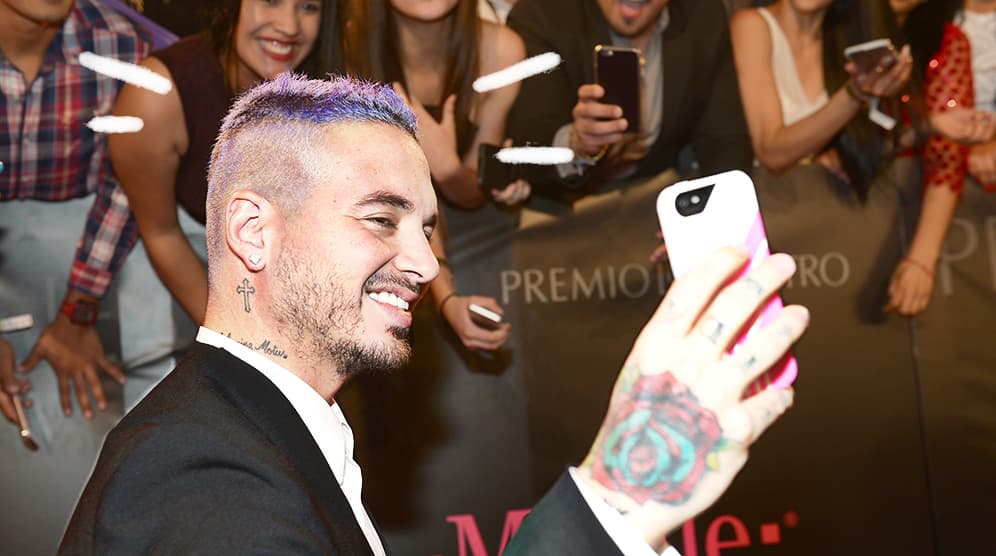 Si bien a J Balvin no parece asustarle los estampados ni los colores fuertes como el rojo, escaneamos las pasarelas para encontrar algunos modelos que pondrían de relieve sus mejores cualidades. A continuación, las mejores propuestas de las colecciones Otoño-Invierno 2016 para sacarle lo salvaje a J Balvin este 17 de noviembre.