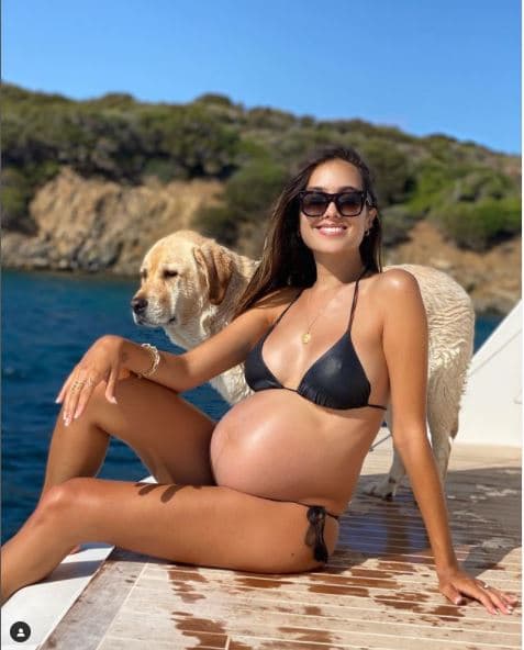 <b>Sharon Fonseca</b>
<br>La modelo y actriz venezolana, 
<a href="https://www.univision.com/famosos/sharon-fonseca-gianluca-vacchi-pedida-de-mano-fotos">pareja de Gianluca Vacchi</a>, lució su pancita de embarazo en un diminuto bikini negro, mientras hacía gala de sus habilidades para posar ante la cámara.