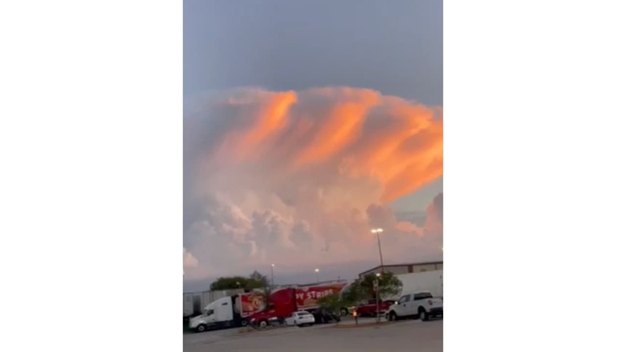 Estos cielos naranjas y celestes fueron captados en Denton por Chente Reyes.