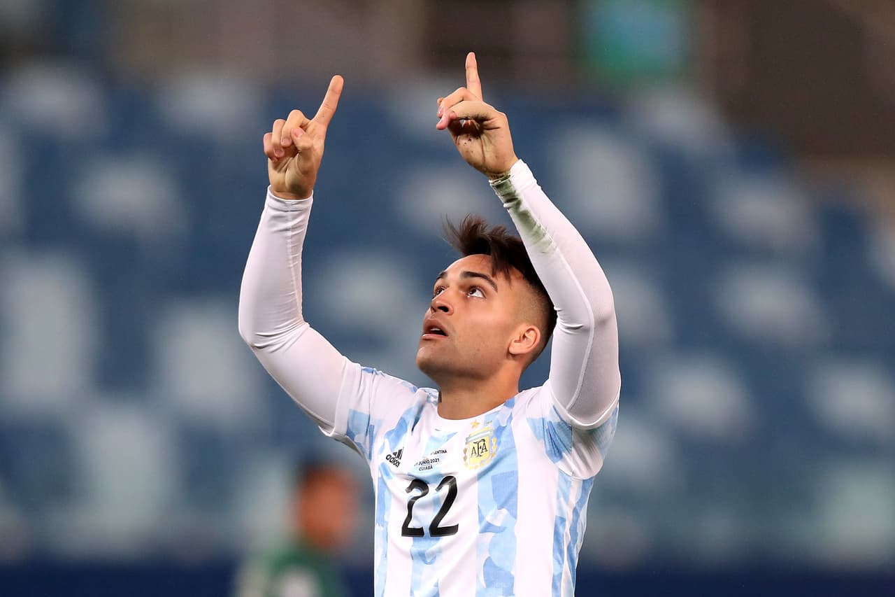 Argentina le pasó por encima a Bolivia con una gran noche de Lionel Messi, quien ya es el jugador con más apariciones en la selección albiceleste. ‘Papu’ Gómez hizo el primer gol del partido y Lautaro Martínez sentenció. Bolivia hizo el del honor.