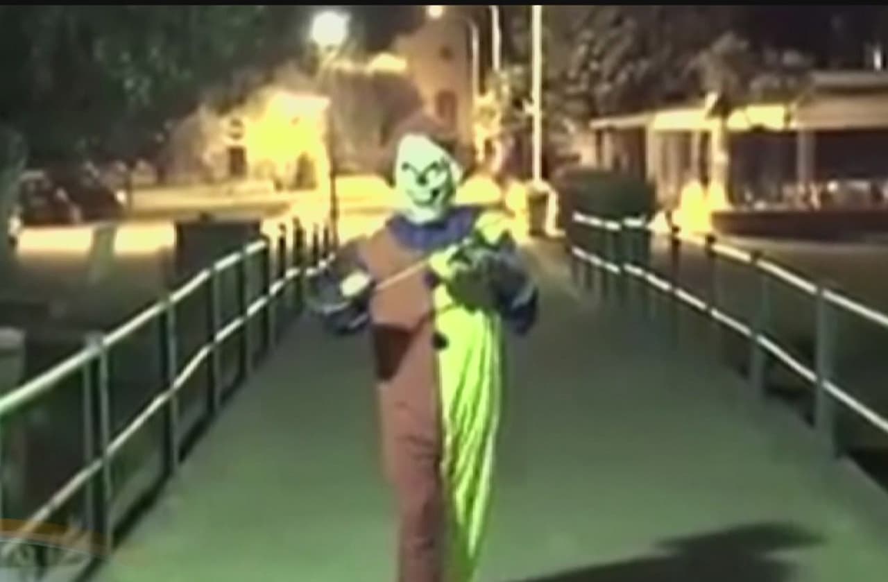 Un hombre en Santa Clarita fue detenido por disparar contra un payaso 'espeluznante'