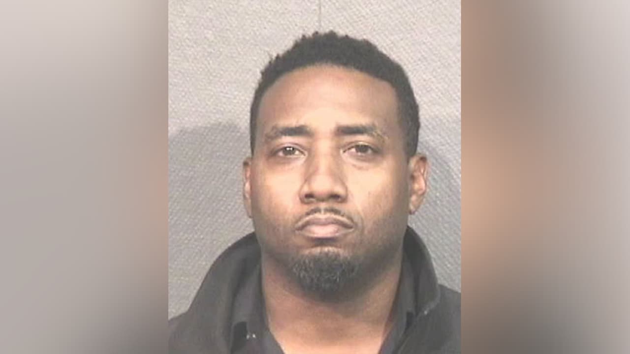 Buscan a sospechoso de agredir a un menor que estaba bajo su custodia al suroeste de Houston