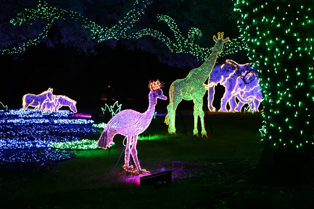 Entre las decoraciones se destacan las figuras de animales y sus hábitats.