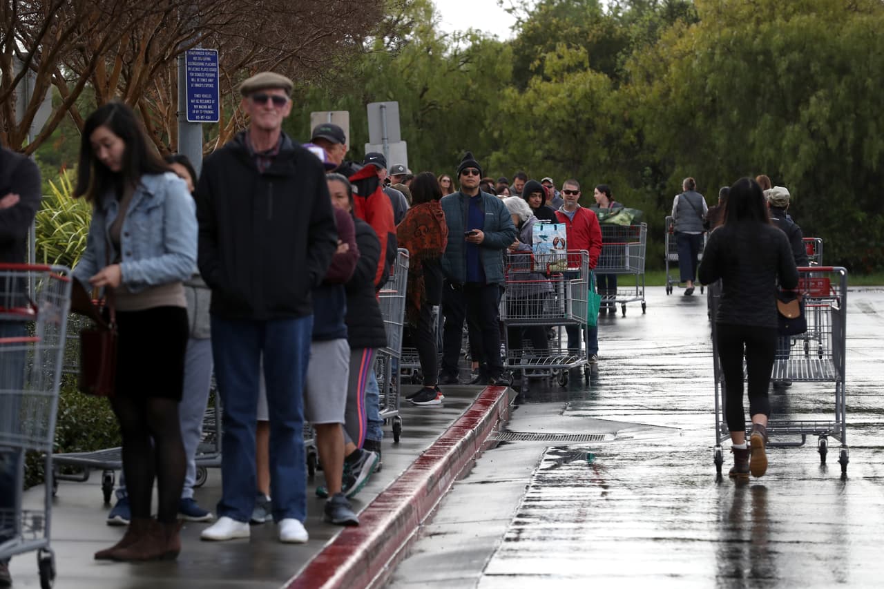 Desde que surgió en diciembre, el covid-19 ha dejado más de 6,000 muertos en el mundo y está provocando restricciones y fuertes cambios en el estilo de vida. En EEUU, los Centros para el Control y Prevención de Enfermedades recomendaron suspender por 8 semanas los eventos de más de 50 personas. Además, en buena parte del país se han cerrado las escuelas y en Nueva York y Los Ángeles se ha ordenado el cierre de bares y restaurantes para frenar la expansión del virus.