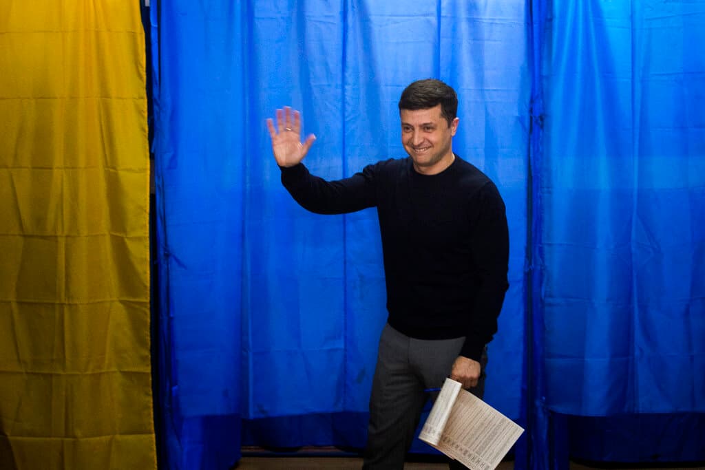 Volodymyr Zelensky saluda a los medios de comunicación antes de emitir su voto en un colegio electoral, durante las elecciones presidenciales en Kiev, Ucrania, en 2019.