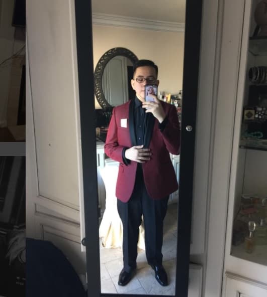 Juan Ángel la acompañó portando un traje con el que dijo sentirse muy guapo.