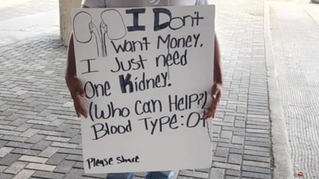 “No quiero dinero, solo necesito un riñón: ¿Quién puede ayudar? El tipo de sangre es O+. Por favor, comparte”, se lee en el anuncio que él mismo hizo y que sostiene en las manos en una esquina en Bay Area y la carretera 45.