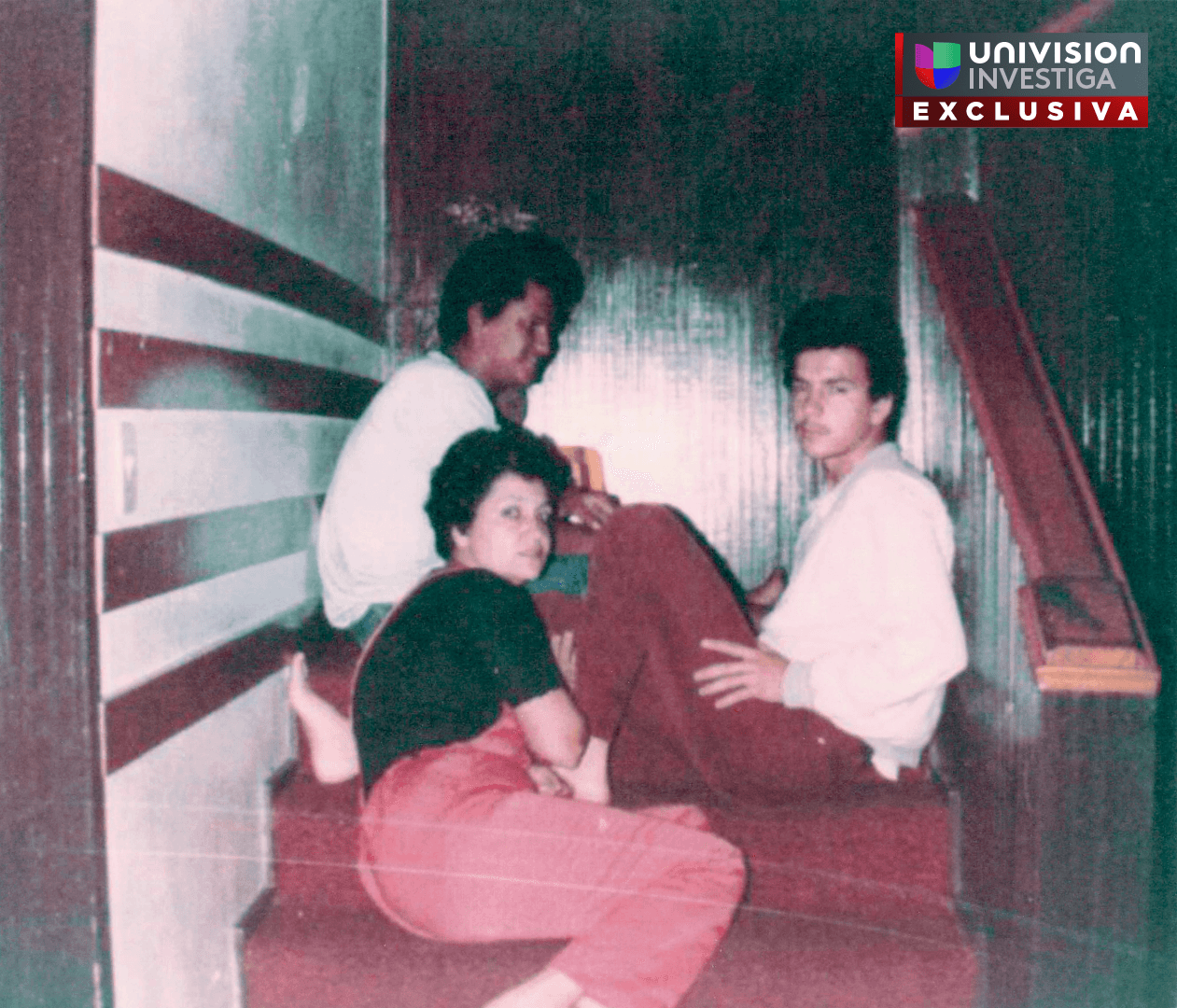 En la escalera de la casa de la familia Escobar Urquijo ubicada en La Francia, Manizales, posan Darío Uzma, (izquierda) y su amigo de infancia Carlos Mario Alzate Urquijo, 'El Arete'. En la foto, un escalón abajo se observa Ligia Urquijo, la exesposa de Escobar. Urquijo se declaró culpable de participar en el voladura del avión de Avianca.
<br>