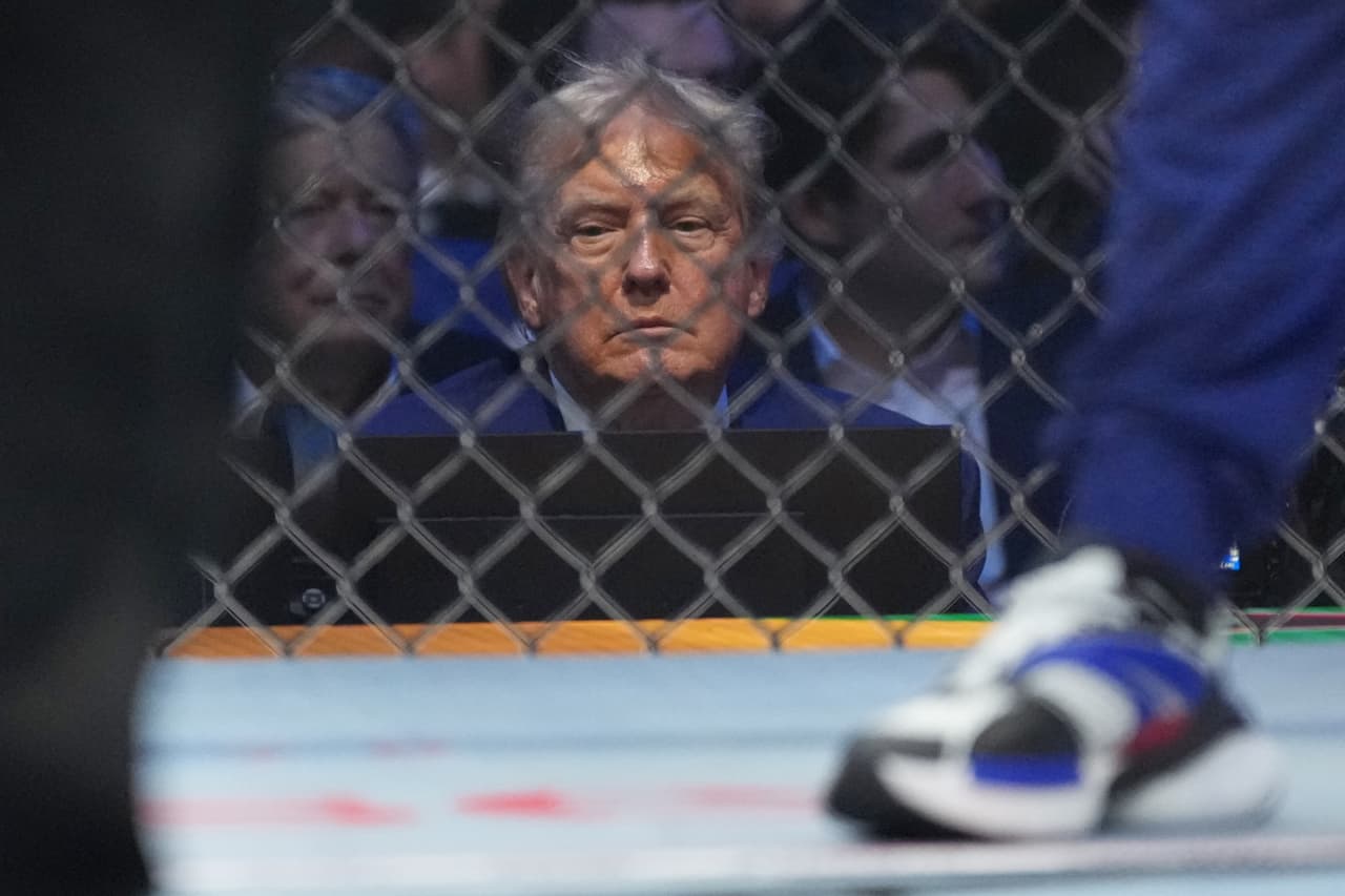 El presidente Donald Trump observa al evento UFC Freedom 250