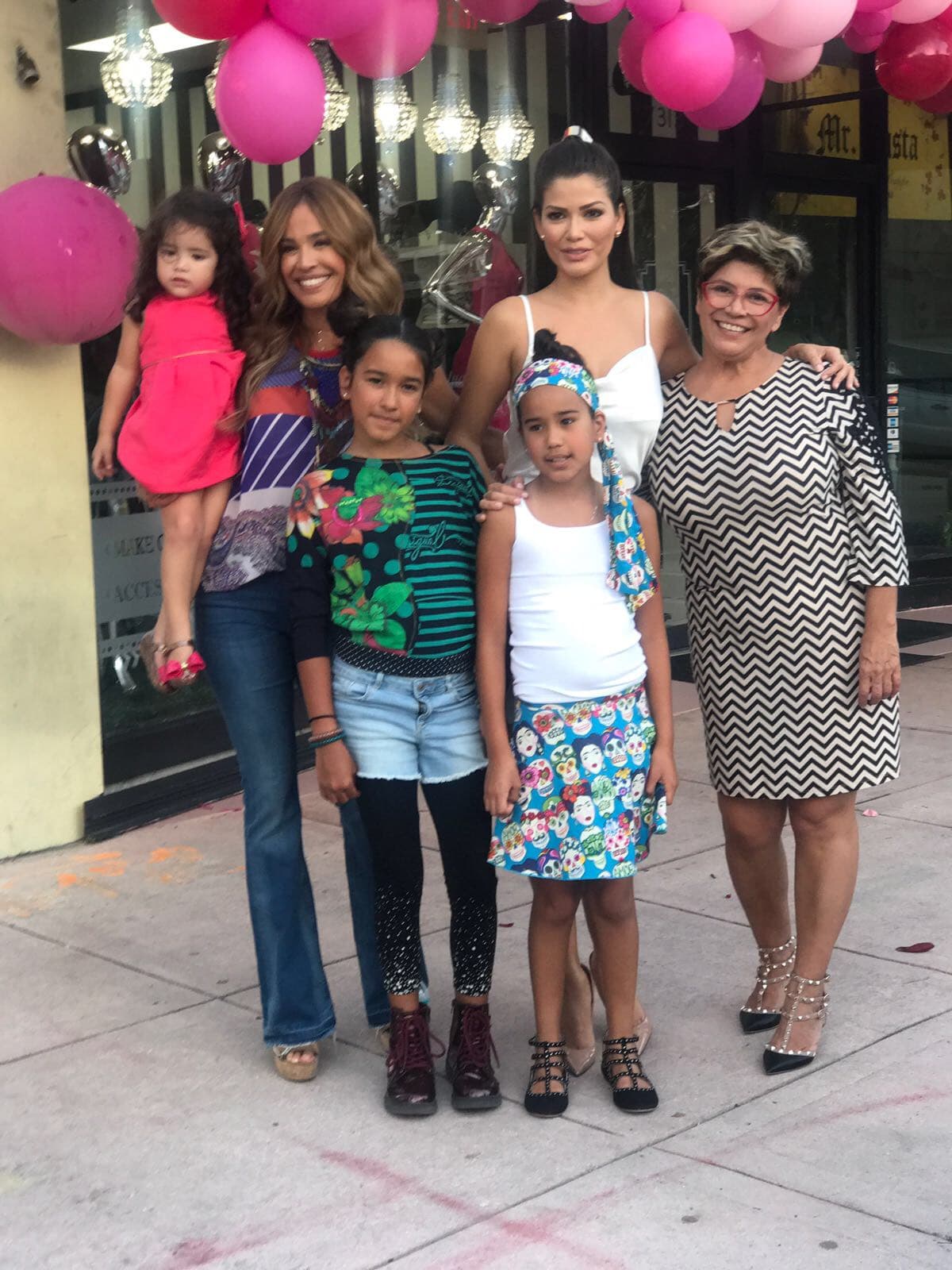 Su suegra, su cuñada Karla Martínez y sus sobrinas llegaron para brindarle su apoyo.