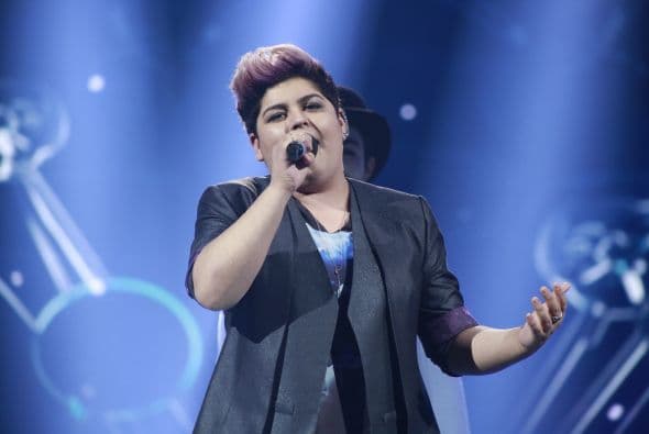 Stephanie cantó "Sueña", acompañada de un mimo.