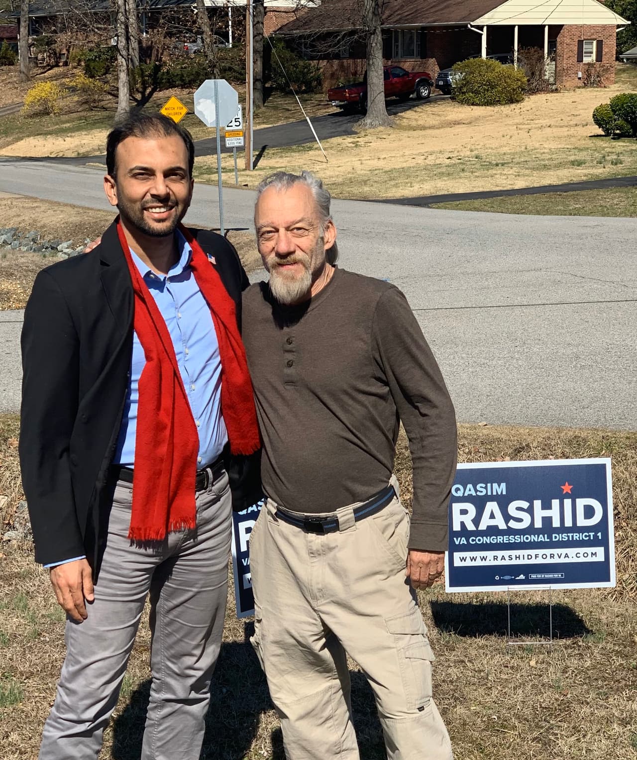 Candidato musulmán responde a los insultos de un hombre ayudándole a pagar sus facturas médicas