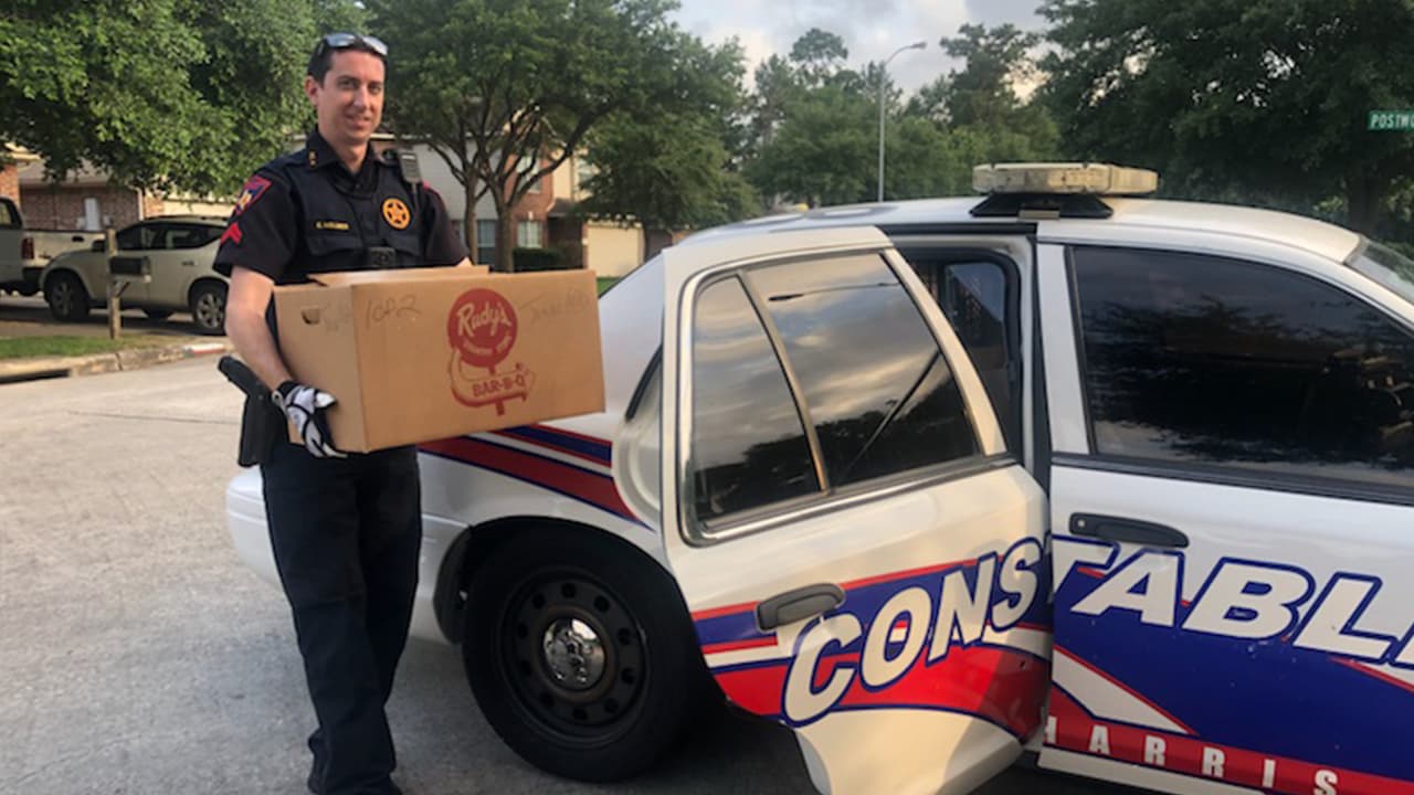 El animal fue trasladado en el vehículo de las autoridades.