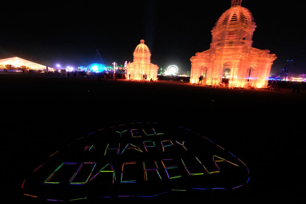 El evento también tiene consideraciones ambientalistas y ha incentivado a artistas de todo el país a participar con obras de material reciclable y se ha asociado con organizaciones ambientalistas internacionales para promover la conservación ambiental y el reciclaje de recursos durante la jornada. Además del uso de paneles solares para la recarga de teléfonos celulares y fuentes de poder.
