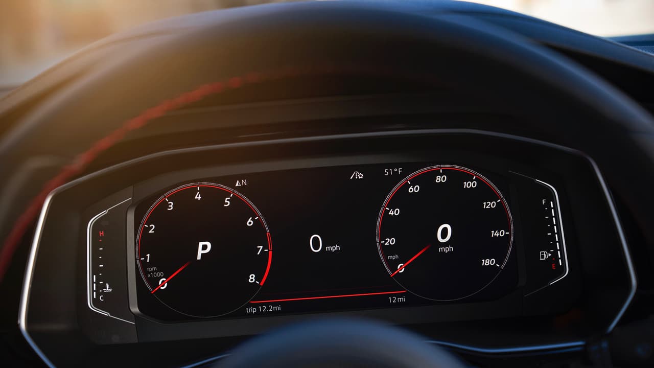 La configuración regular de los instrumentos digitales del Volkswagen Jetta GLI es clásica y elegante. La pantalla puede mostrar una 
<b>gran cantidad de información </b>entre ellas el mapa del sistema de navegación.