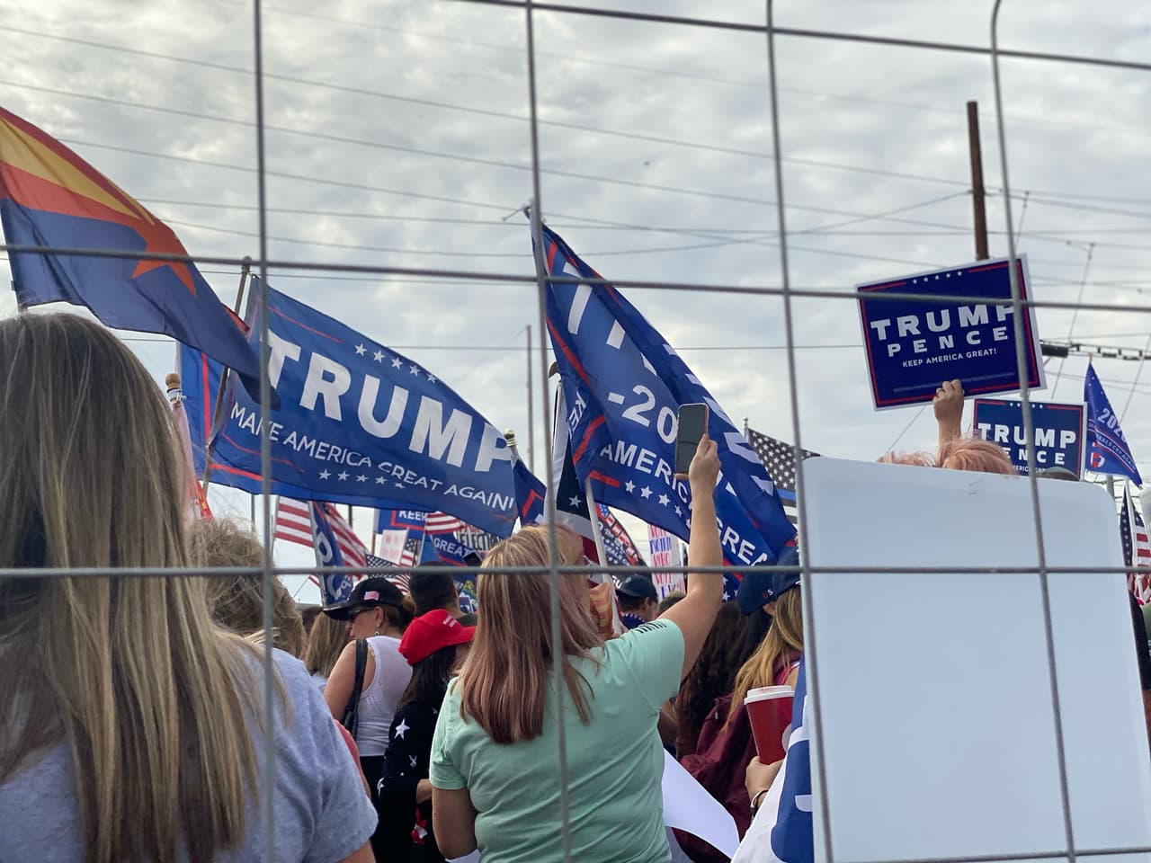 Hasta el momento, 
<a href="https://www.univision.com/temas/joe-biden"><b>Biden</b></a> tiene 1,560,347 votos (40.98%) y 
<a href="https://www.univision.com/temas/donald-trump"><b>Trump</b></a> 1,516,778 (48.59%). 
<a href="https://www.univision.com/local/arizona-ktvw/elecciones-estados-unidos-2020/sigue-la-incertidumbre-en-arizona-por-quien-ganara-los-11-votos-electorales-del-estado"><b>La diferencia</b> de votos entre los dos candidatos <b>es de 43,569. </b></a>