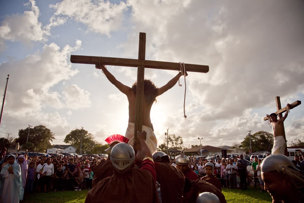 El Viacrucis acaba al lado de la Iglesia de Sacred Heart, donde hay celebraciones religiosas en inglés, español, para la numerosa comunidad hispana, y creole, para la comunidad haitiana de la ciudad.