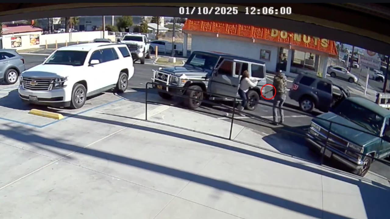 Es entonces que la mujer comienza a enfrentar a su agresor a pesar de que está armado, y logra hacerlo retroceder en un intento por evitar la agresión y salvar su vida.