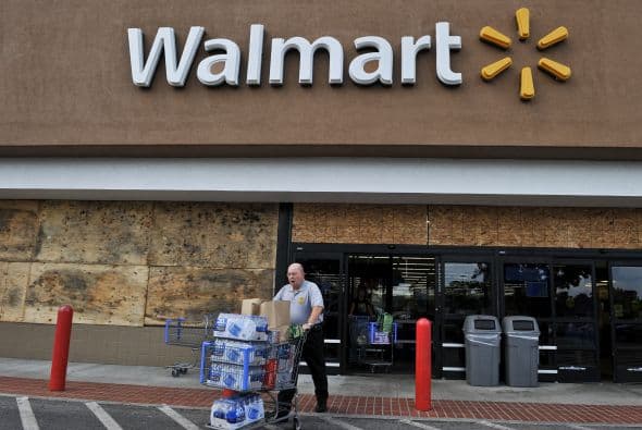 9. JIM WALTON - Otro de los herederos de la familia Walton tiene una fortuna calculada en $21,100 millones. El padre y el tío de Jim fundaron Bentonville en 1962, lo que después se convirtiera en Walmart Stores y se convirtiera en la tienda minorista más grande del mundo.