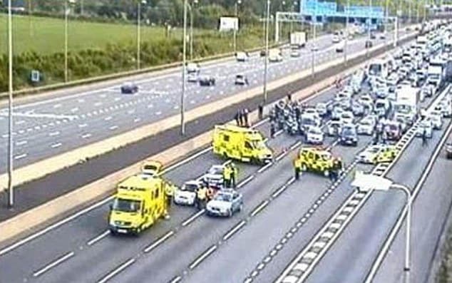 En mayo de 2013, a bordo de su Range Rover, George Michael protagonizó un momento preocupante: en un confuso episodio cayó del vehículo cuando iba de acompañante circulando por la M1, una muy concurrida autopista