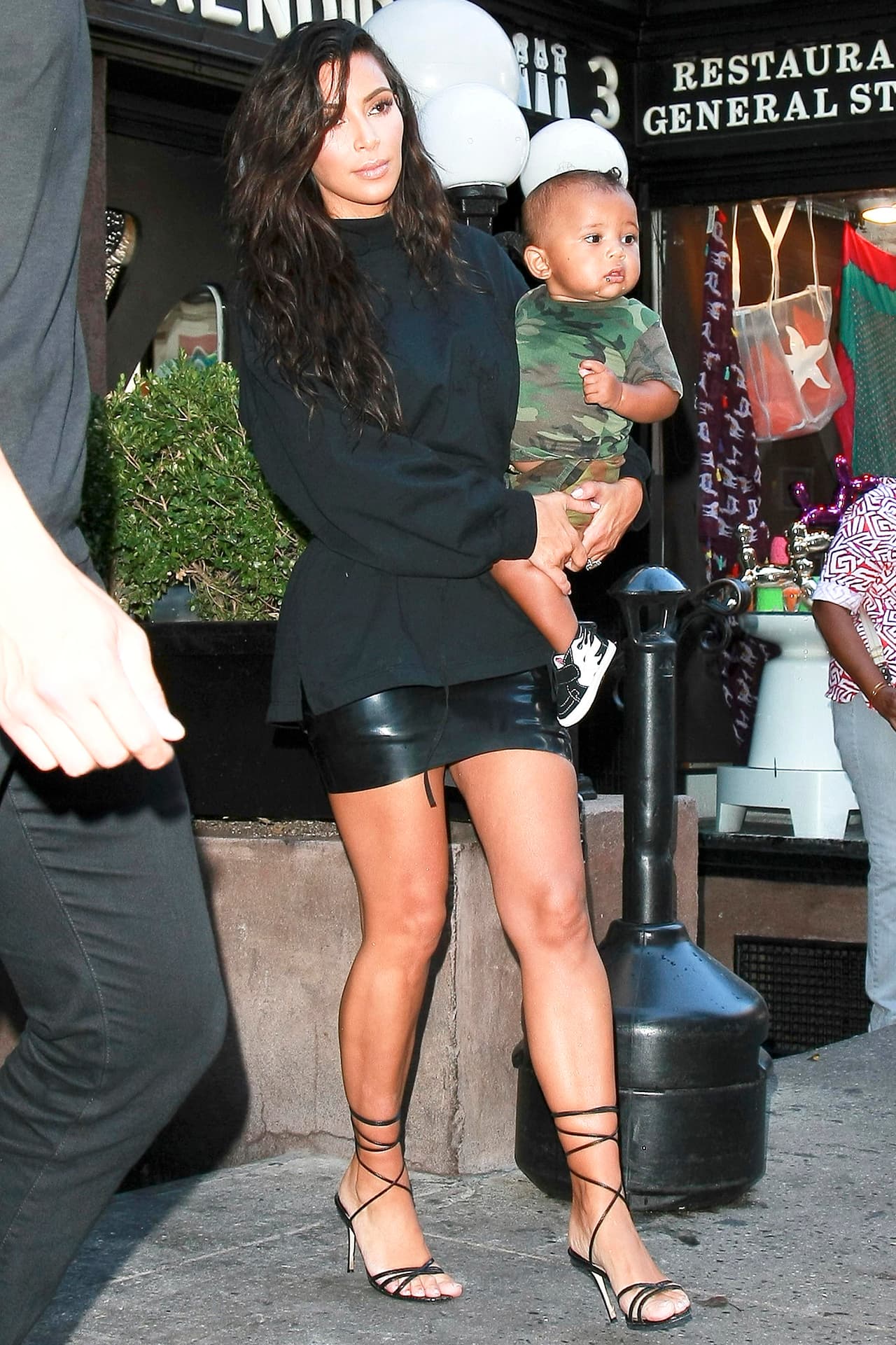 El encantador bebé de Kim es muy parecido a ella, le encanta ser el centro de atención.