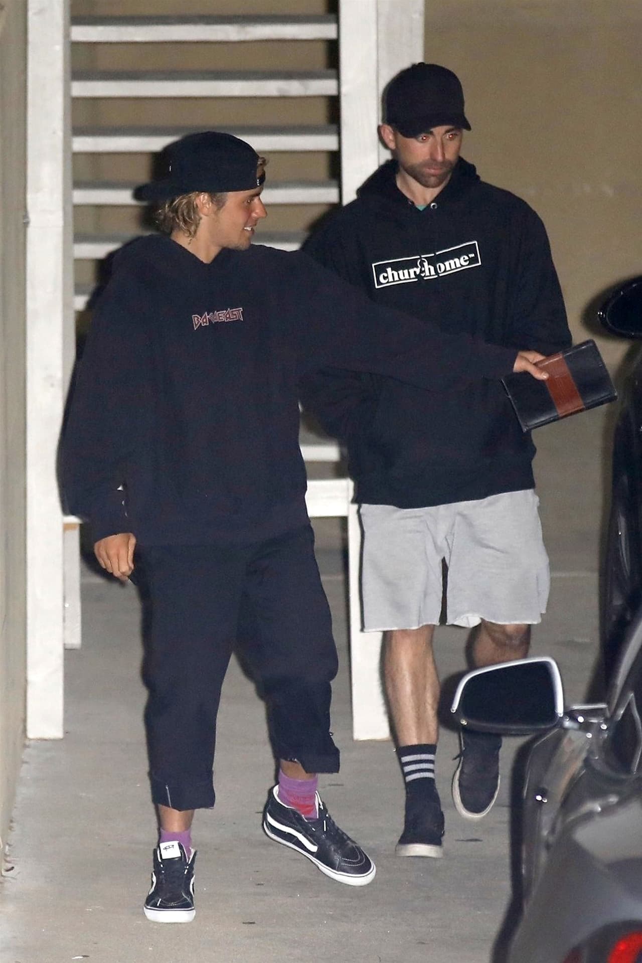 Sin embargo, el miércoles pasado, con todo y calcetines morados salió de un servicio religioso directo a compartir con un grupo de amigas en un ostentoso restaurante en Beverly Hills y Baskin no estuvo allí.