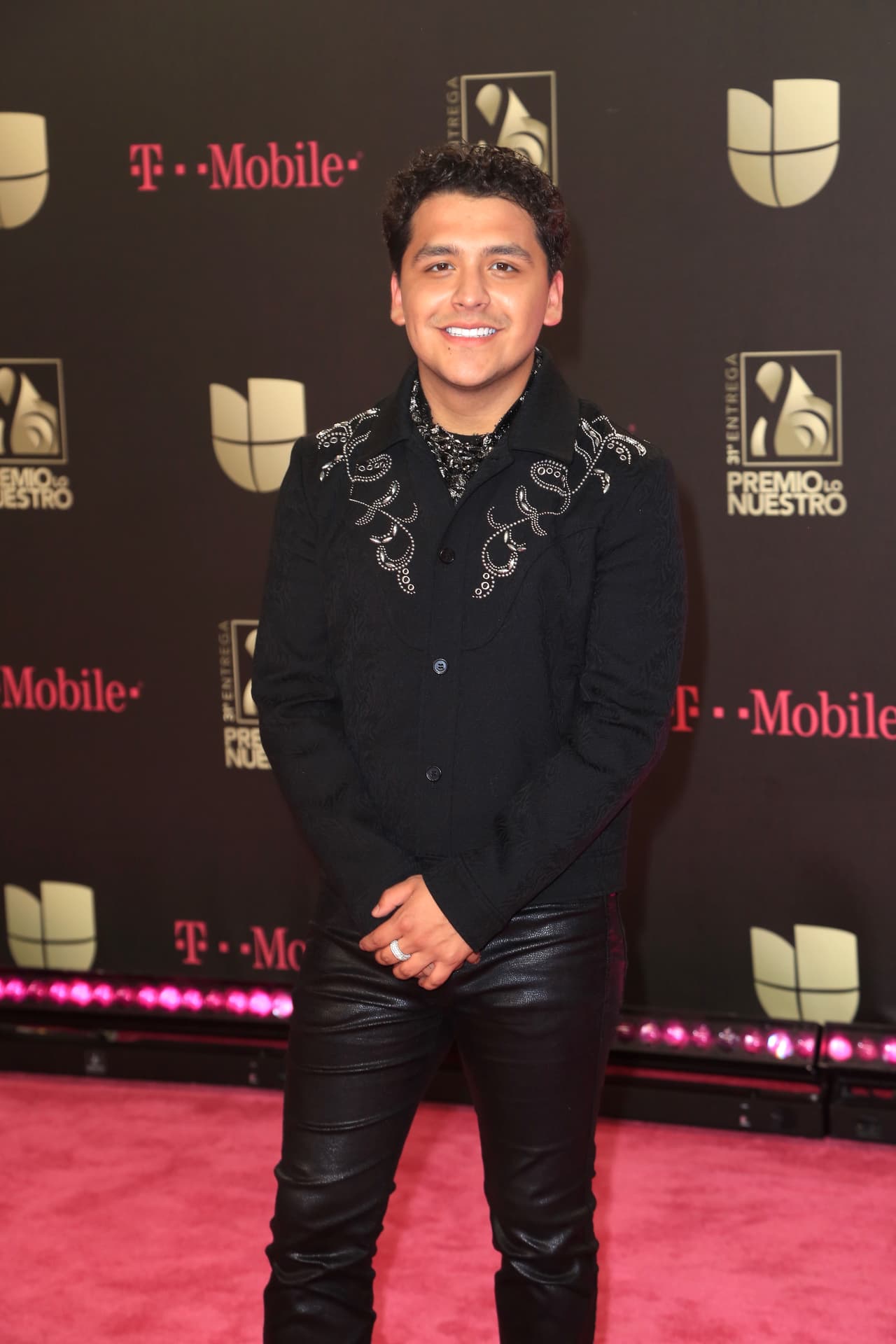 Lo conocemos como Christian Nodal, pero su nombre completo es Christian Jesús González Nodal y nació el 11 de enero de 1999. 
<br>